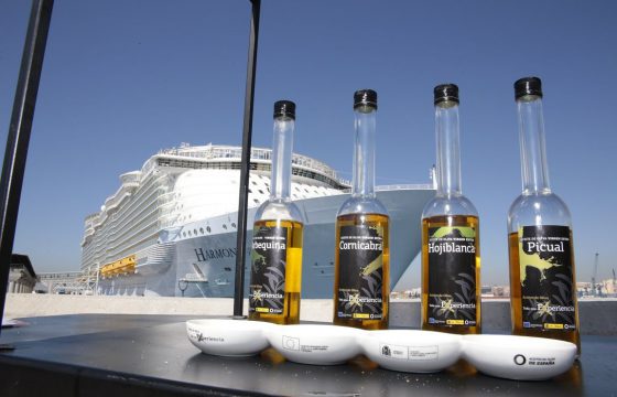 Los Carritos de los Aceites de Oliva dan la bienvenida a los pasajeros del crucero más grande del mundo en su viaje inaugural