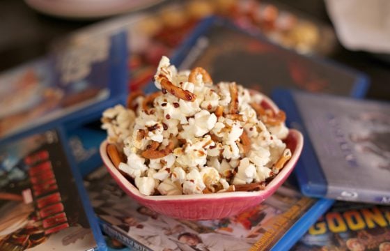 Palomitas con caramelo y galletitas saladas