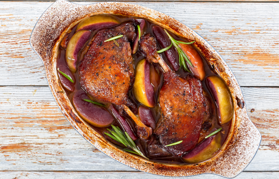 Pato asado con manzana al vino