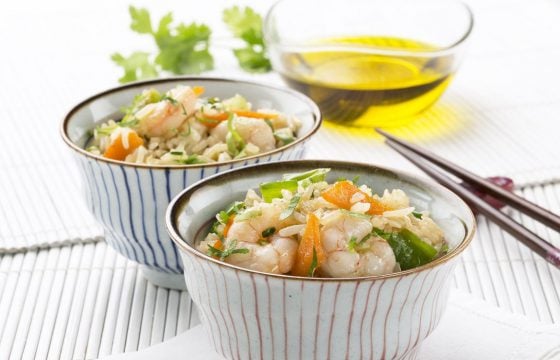 Arroz salteado con verduras y gambas