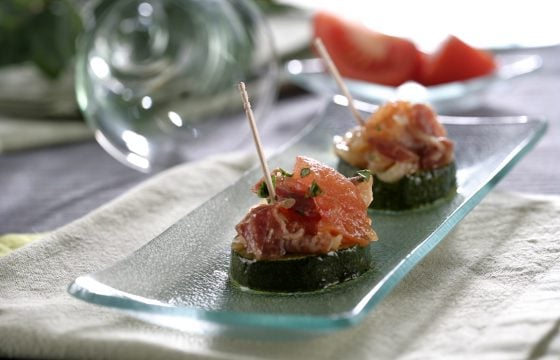 Calabacines con tomates y bacón