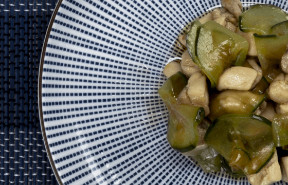 Ensalada de pollo y pepino con aceite de guindillas