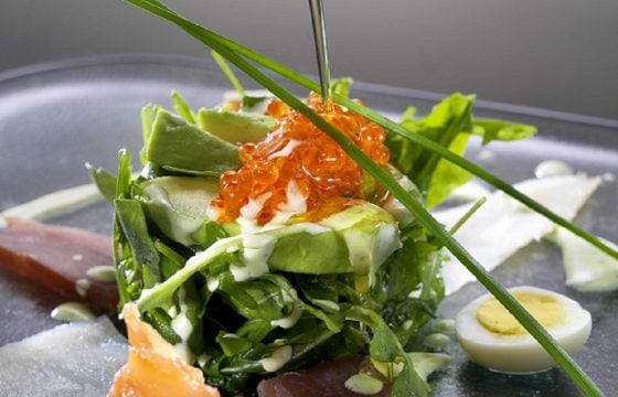 Ensalada de rúcula con ahumados y aguacate