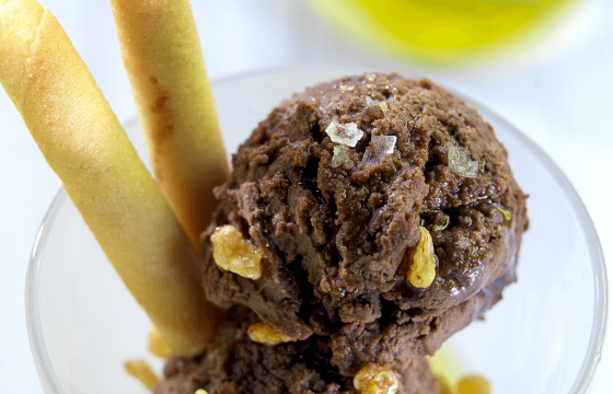 Helado de chocolate y aceite de oliva virgen extra