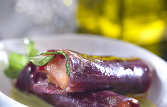 Rollitos de cecina con sopita fría de pistacho