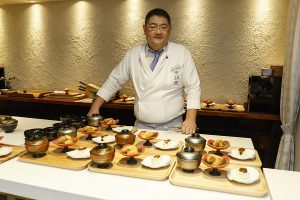 Chef Nomura Daisuke con representación de platos japoneses