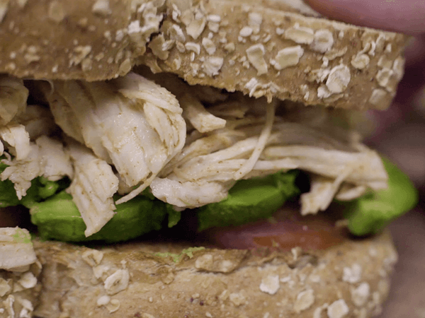 Sándwich de pollo mechado con paprika y aguacate Aceites de Oliva de