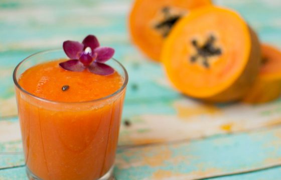 Smoothie de mango, papaya y zanahoria