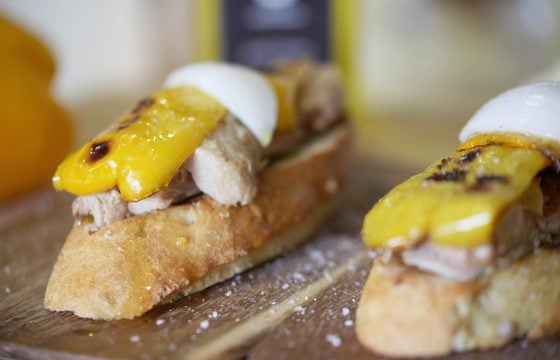 Tosta de atún con pimiento y cebolla dulce