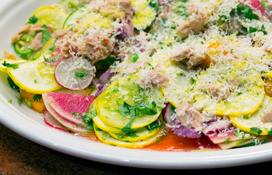 Ensalada de calabaza con rábanos y atún