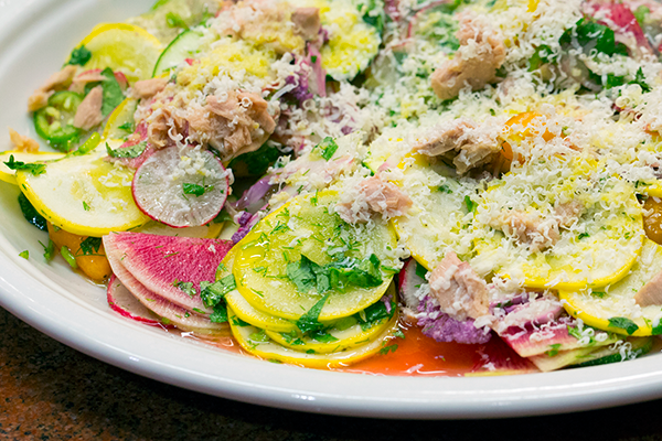 Ensalada de calabaza con rábanos y atún