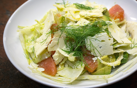 Ensalada de hinojo y alcachofas con pomelo