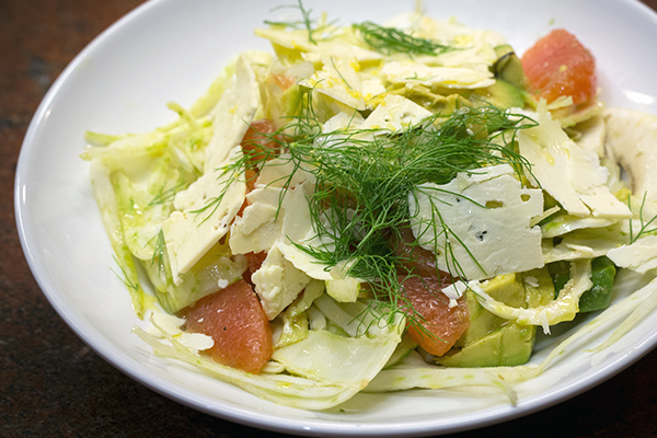 Ensalada de hinojo y alcachofas con pomelo