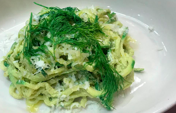 Fideos de calabacín con pisto de ajetes y almendras marcona