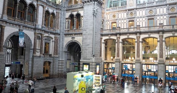 Mes de los Aceites de Oliva en la Estación Central de Amberes (Bélgica)