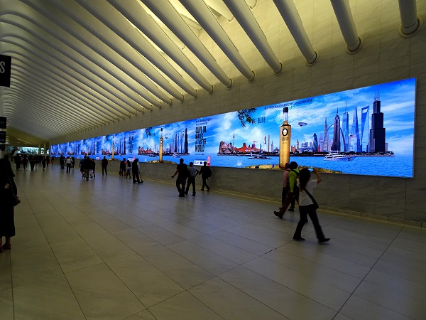 La acción en el Oculus de Nueva York es una de las espectaculares de la campaña en Estados Unidos