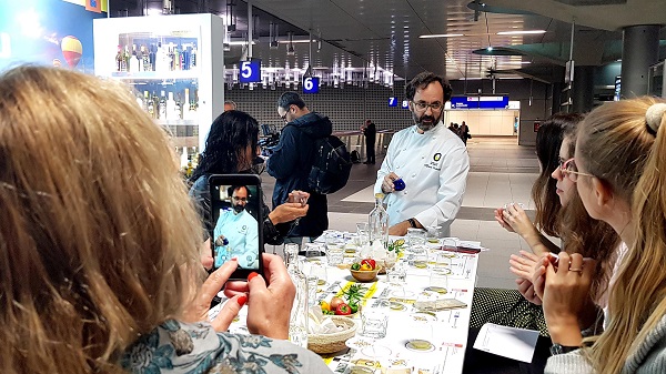 Alfonso Fernández dirige la degustación de aceites de oliva virgen extra para la prensa alemana