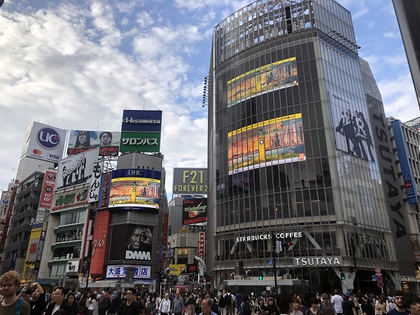 Imágenes de la campaña Olive Oil World Tour en el cruce de Shibuya, en Tokyo
