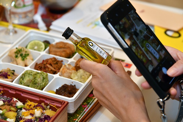 Periodista japonesa fotografía una botella de aceite de oliva virgen extra