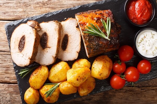 Carne mechada con patatas, tomates y salsas