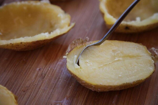 Como preparar patata rellena de trucha ahumada