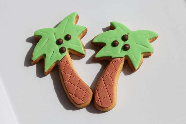 Galletas divertidas con forma de palmera y decorada con pepitas de chocolate