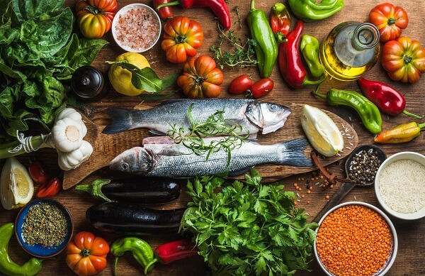 Alimentos saludables, verduras, frutas, legumbres, pescados