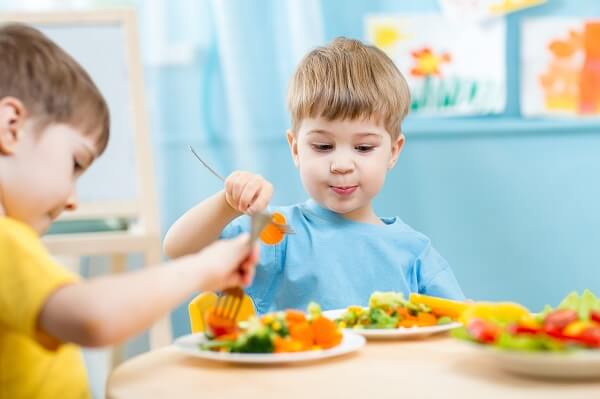 Niños comiendo verdutas