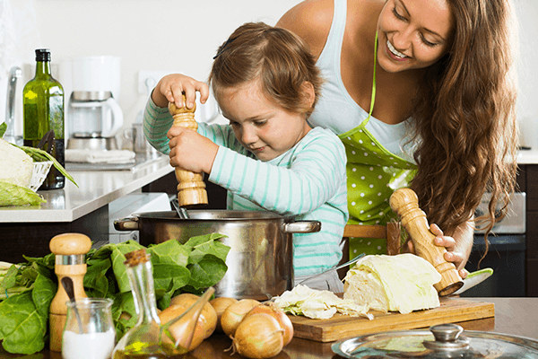 familia cocinando