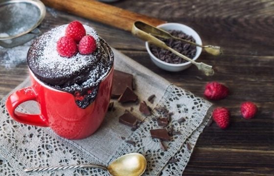 Taza de bizcocho de chocolate