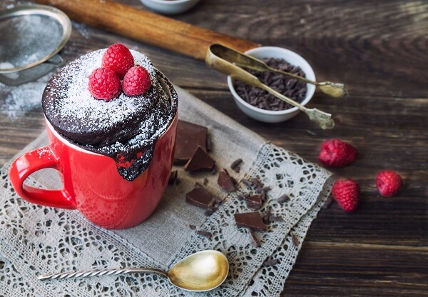 Taza de bizcocho de chocolate