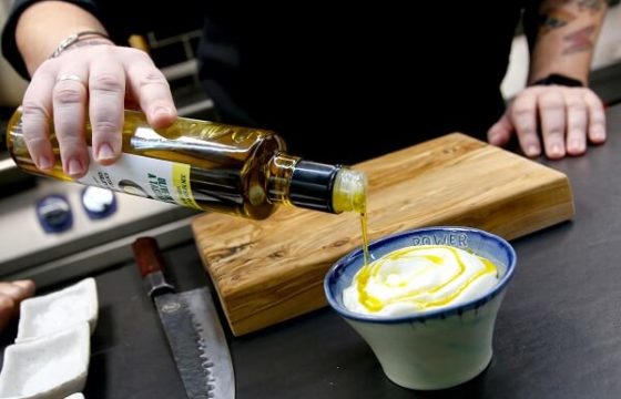 Recetas refrescantes con aceite de oliva virgen extra para sorprender este verano