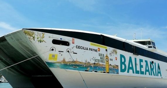 El ferry de alta velocidad Cecilia Payne vinilado con la imagen del Olive Oil World Tour