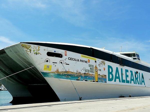 Un ferry de la compañía Baleària con los colores de la campaña de promoción Olive Oil World Tour