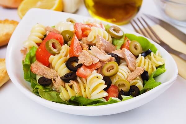 Ensalada de pasta con atún y vinagreta casera