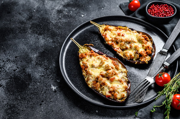 Berenjenas rellenas de carne picada de ternera recién sacadas del horno