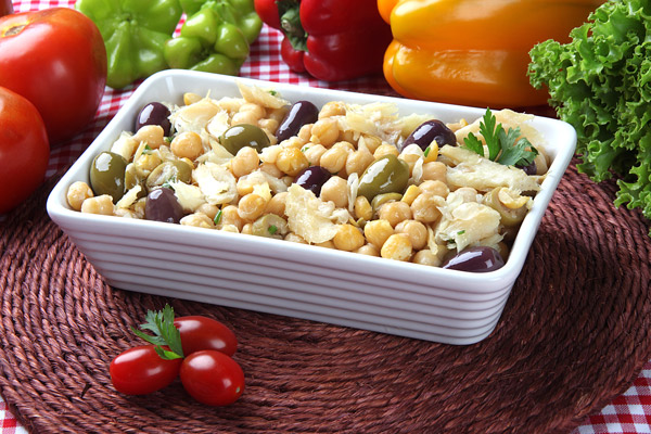 La ensalada de garbanzos con bacalao es un plato muy equilibrado