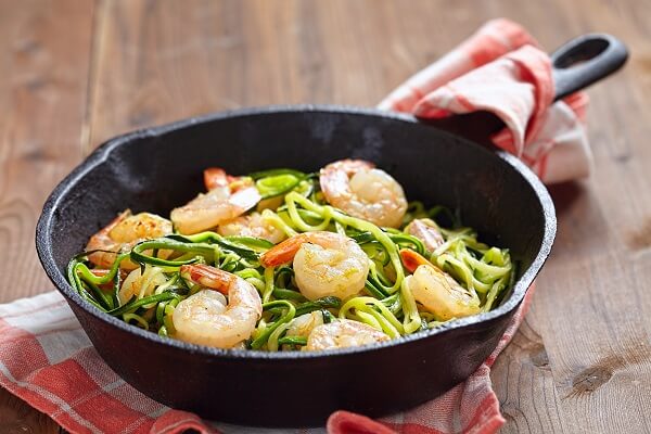 Espaguetis de calabacín con gambas listos para disfrutar.