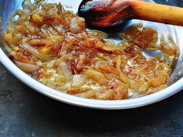 La cebolla caramelizada marida perfectamente con carnes, verduras y quesos