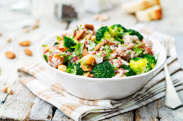 La ensalada de arroz es un plato sanísimo y muy versátil