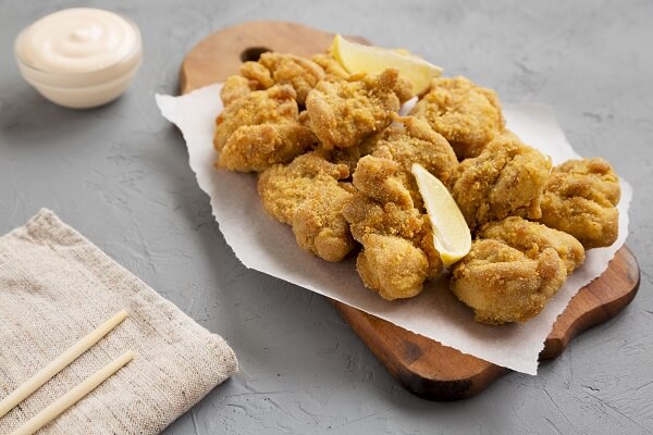 Pollo frito crujiente al estilo japonés