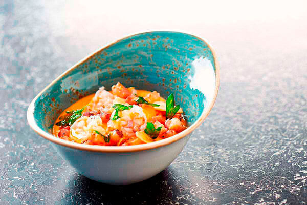 La minilla de gambas es un plato delicioso que se puede servir caliente o frío