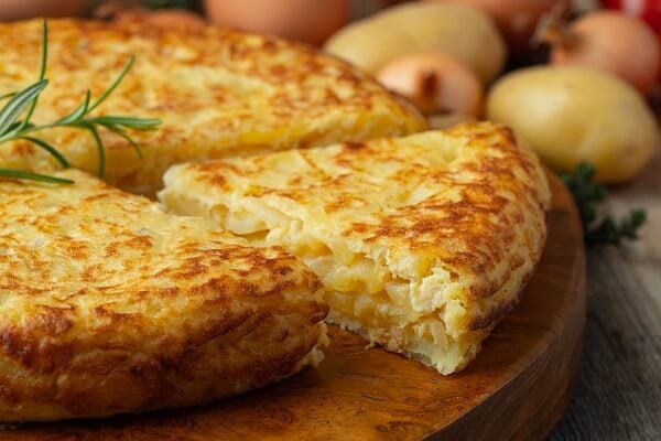 La tortilla de patatas con cebolla es una de las más clásicas