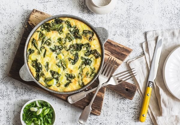 Tortilla de patatas con espinacas recién hecha