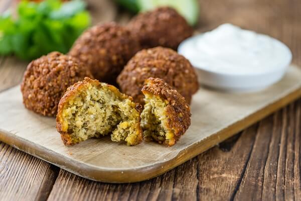 El falafel suele servirse acompañado de salsa de yogur