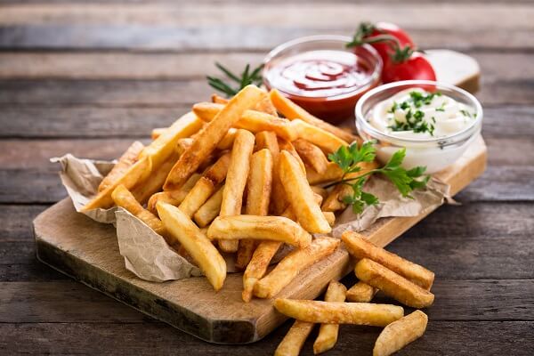 Patatas fritas al horno con salsa