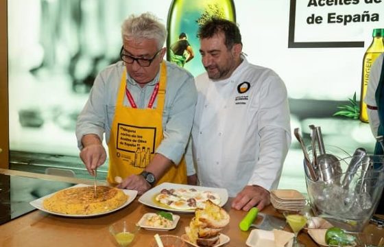 El chef Sergio Fernández y el humorista Leo Harlem sorprenden con un divertido showcooking, con los Aceites de Oliva como protagonistas
