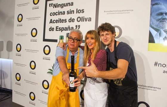 Nicolás Coronado, Raquel Meroño y Leo Harlem versionan recetas de toda la vida con los Aceites de Oliva como ingrediente estrella en un innovador reto gastronómico