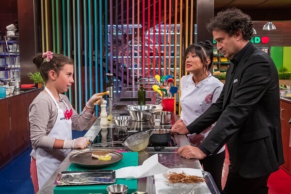 Aspirantes de MasterChef Junior preparan salsas elaboradas con Aceites de oliva de España