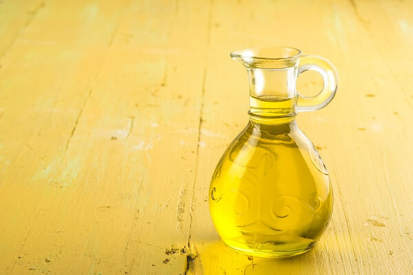¿Por qué los restaurantes no pueden servir el aceite de oliva en aceiteras rellenables?
